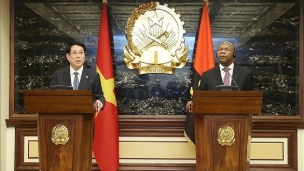 Vietnamese, Angolan Presidents meet with the press after their talks