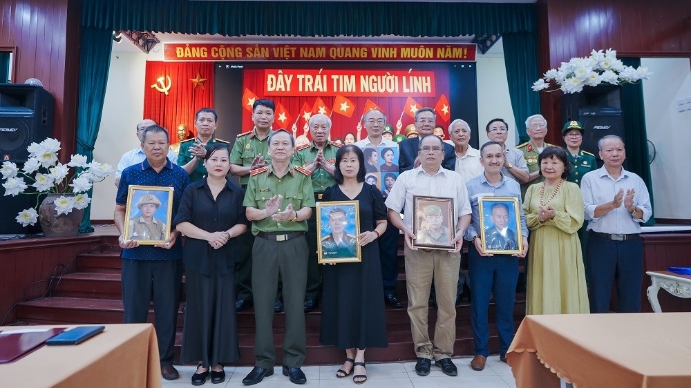 Presentation of the portrait of Hero – Martyr Vo Thi Sau to the Vietnam Women's Museum