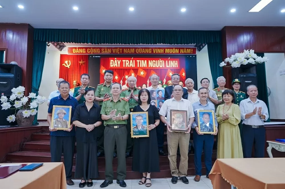 Presentation of the portrait of Hero – Martyr Vo Thi Sau to the Vietnam Womens Museum