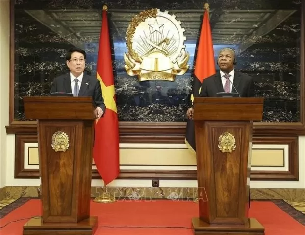 Vietnamese, Angolan Presidents meet with the press after their talks Vietnamese, Angolan Presidents meet with the press after their talks