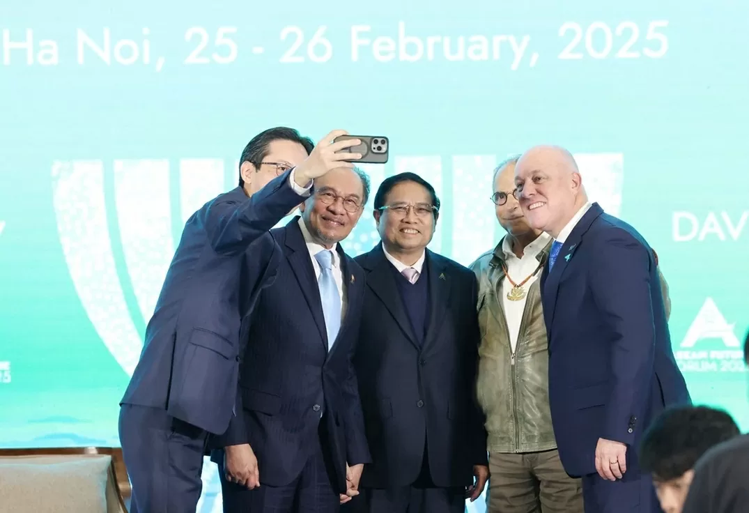 Thủ tướng Chính phủ Phạm Minh Chính, Thủ tướng Malaysia Anwar Ibrahim, Tổng thống Timor-Leste José Ramos-Horta, Thủ tướng New Zealand Christopher Luxon và Thứ trưởng Ngoại giao Đỗ Hùng Việt chụp ảnh selfie tại Phiên thảo luận cấp cao Diễn đàn Tương lai AS