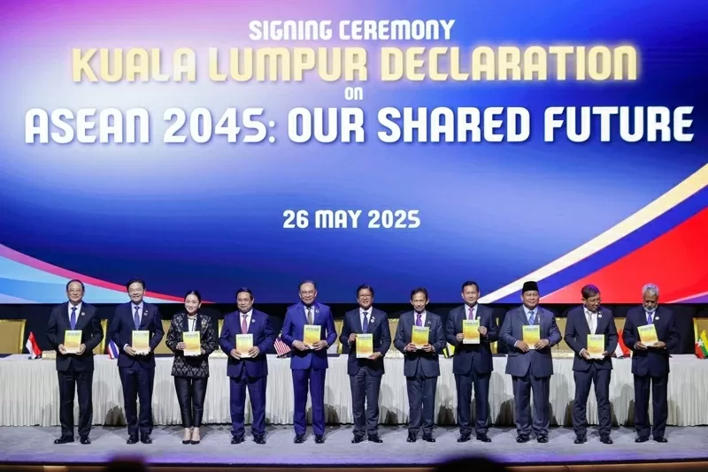 Thủ tướng Phạm Minh Chính và Thủ tướng Malaysia Anwar Ibrahim cùng các nhà lãnh đạo ký Tuyên bố “ASEAN 2045: Tương lai chung của chúng ta”. (Nguồn: VGP)