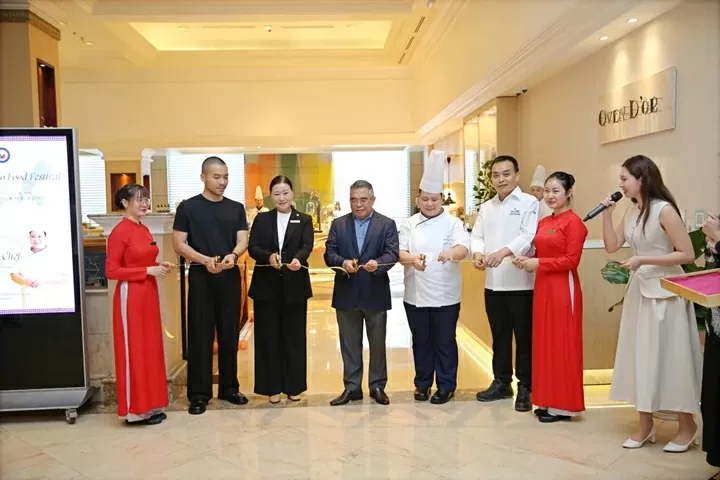 Đại sứ Philippines tại Việt Nam Meynardo Los Banos Montealegre và các đại biểu cắt băng khai mạc Tuần lễ ẩm thực Philippines tháng 6/2025. (Ảnh: Ánh Kim) Đại sứ Philippines tại Việt Nam Meynardo Los Banos Montealegre và các đại biểu cắt băng khai mạc Tuần lễ ẩm thực Philippines tháng 6/2025. (Ảnh: Ánh Kim)