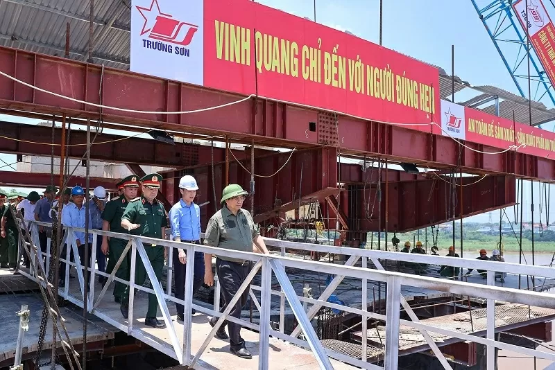 Thủ tướng Phạm Minh Chính kiểm tra thực địa dự án. (Nguồn: VGP)