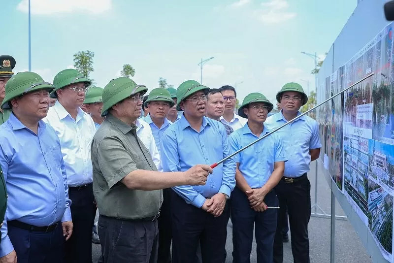 Thủ tướng khảo sát hướng tuyến xây dựng tuyến đường sắt Lào Cai – Hà Nội – Hải Phòng đoạn qua tỉnh Phú Thọ. (Nguồn: VGP)