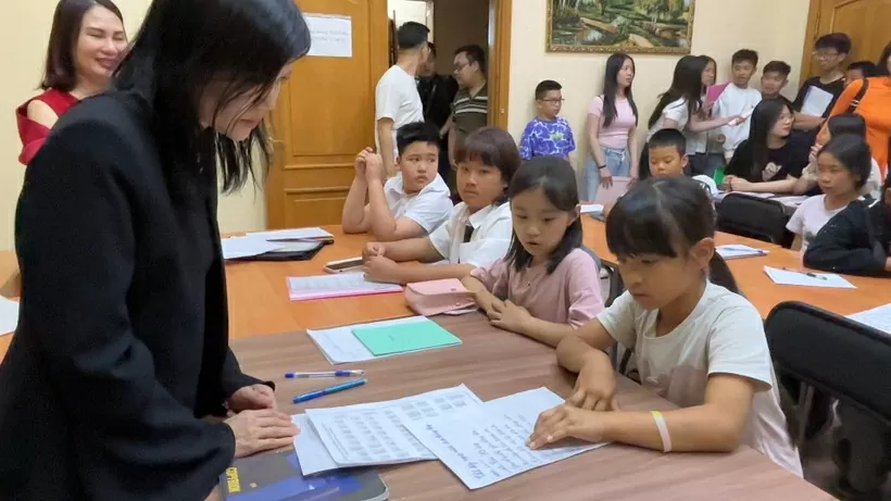 Vietnamese Consul General in Eketerenburg Nguyen Mai Huong visits a Vietnamese language class in Ufa. (Source: VNA)