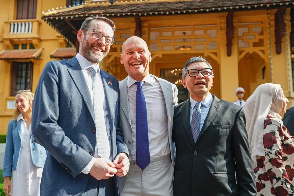 Đại sứ Indonesia tại Việt Nam (ngoài cùng bên phải) Đại sứ Indonesia tại Việt Nam (ngoài cùng bên phải)