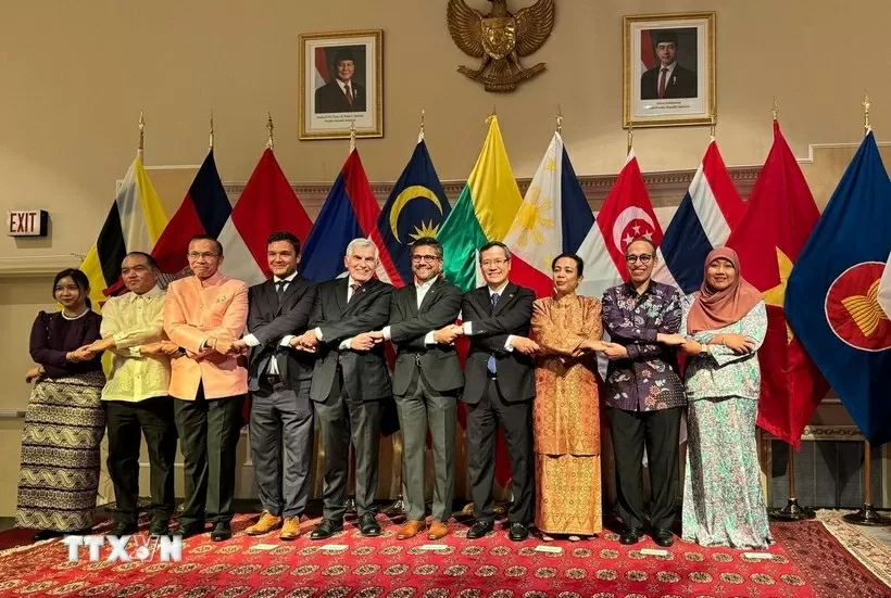 ASEAN ambassadors pose for a group photo with representatives of the Canadian Government and Parliament. (Photo: VNA) ASEAN ambassadors pose for a group photo with representatives of the Canadian Government and Parliament. (Photo: VNA)