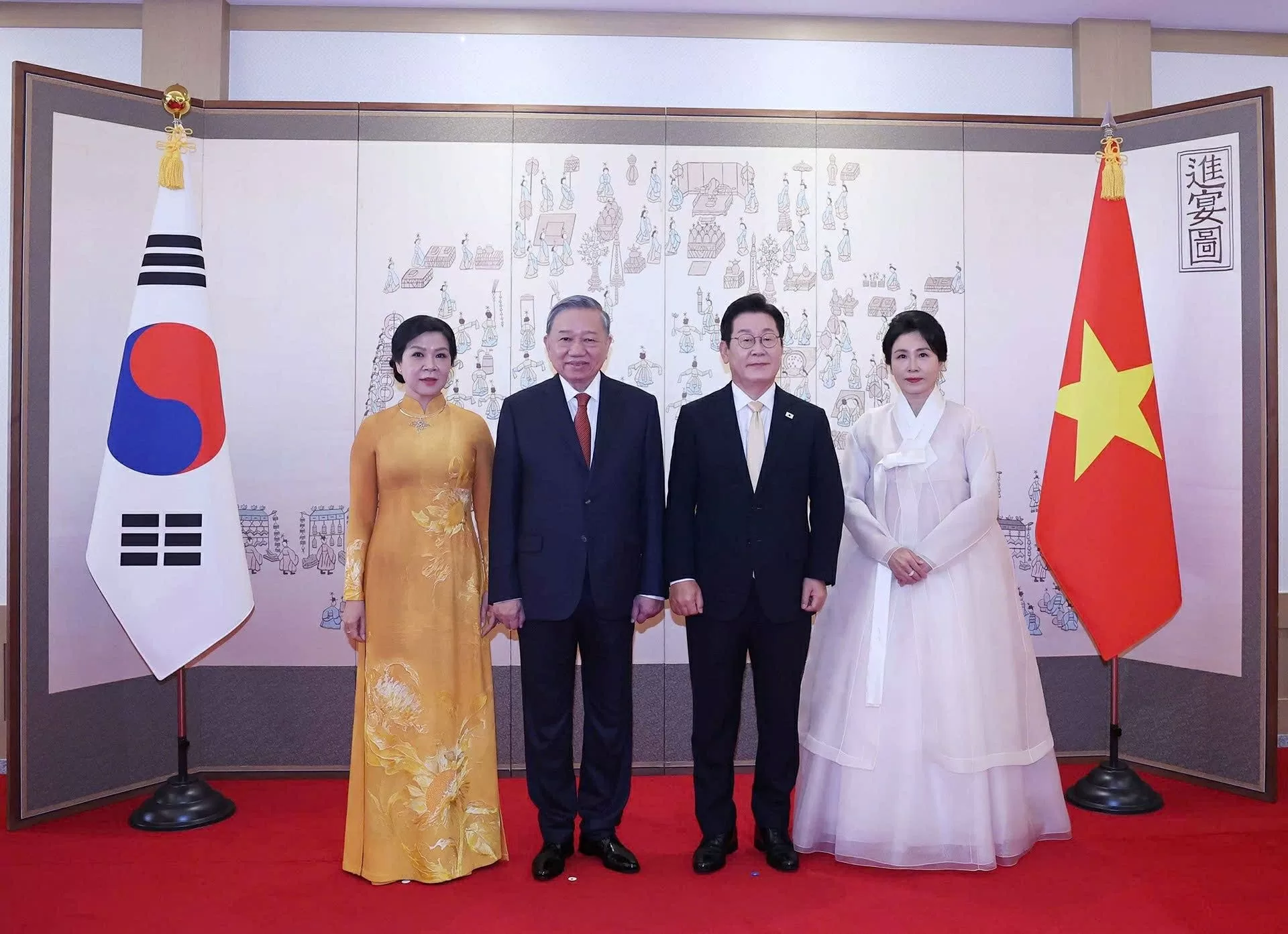 Party General Secretary To Lam, Korean President hold talks in Seoul