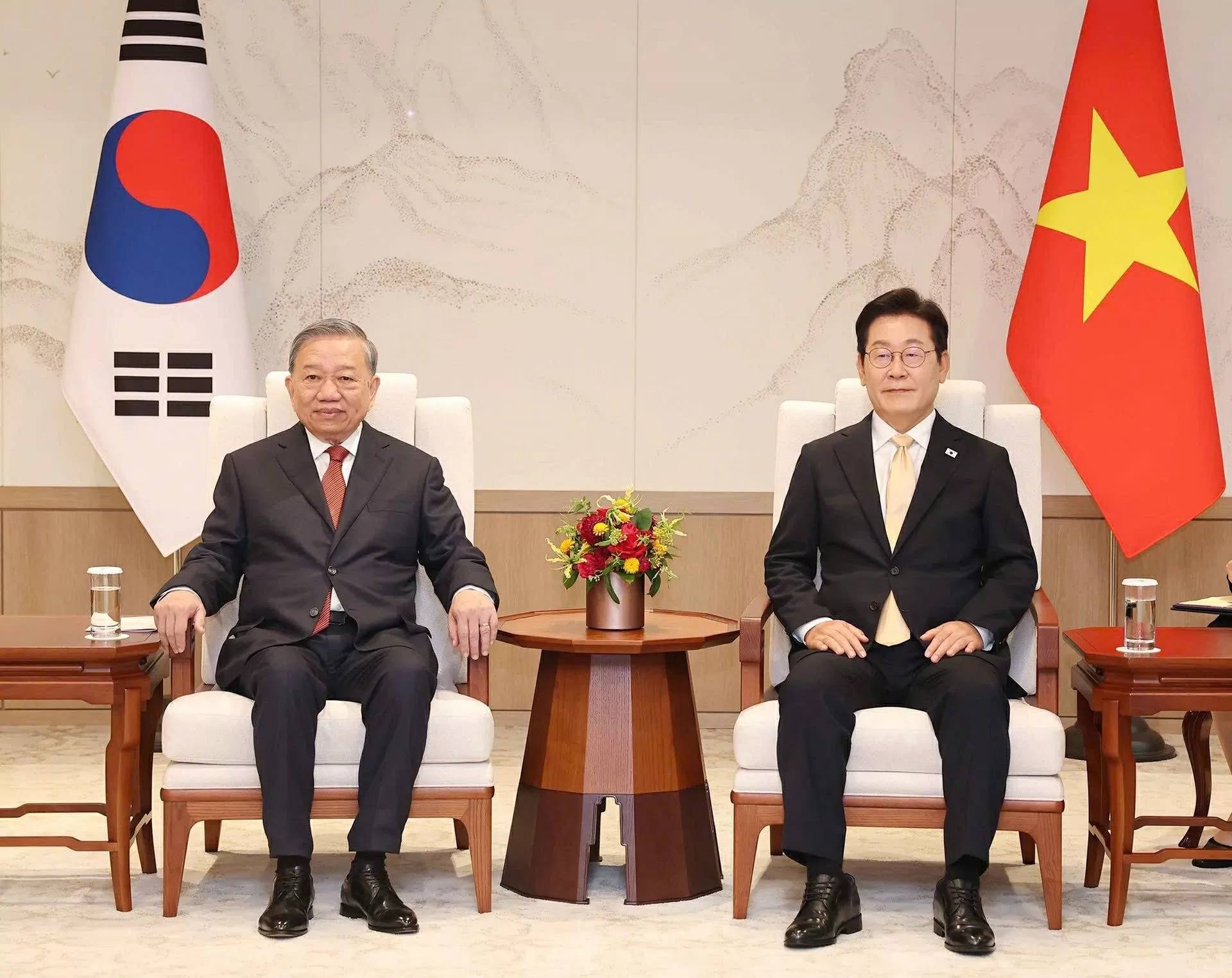 Party General Secretary To Lam, Korean President Lee Jae Myung hold talks in Seoul