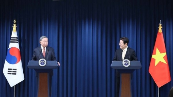 Party General Secretary To Lam, RoK President co-chair press conference on outcomes of their talks