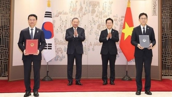 Party General Secretary To Lam, President Lee Jae Myung witness exchange of Vietnam-RoK cooperation documents