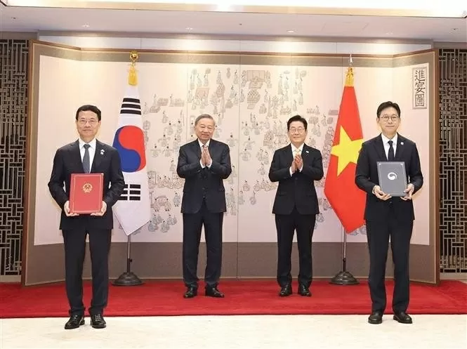 Party General Secretary To Lam, President Lee Jae Myung witnesses exchange of Vietnam-RoK cooperation documents