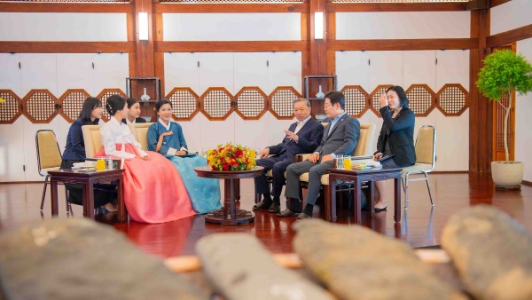Party General Secretary To Lam enjoys tea, traditional music performances at RoK's Blue House
