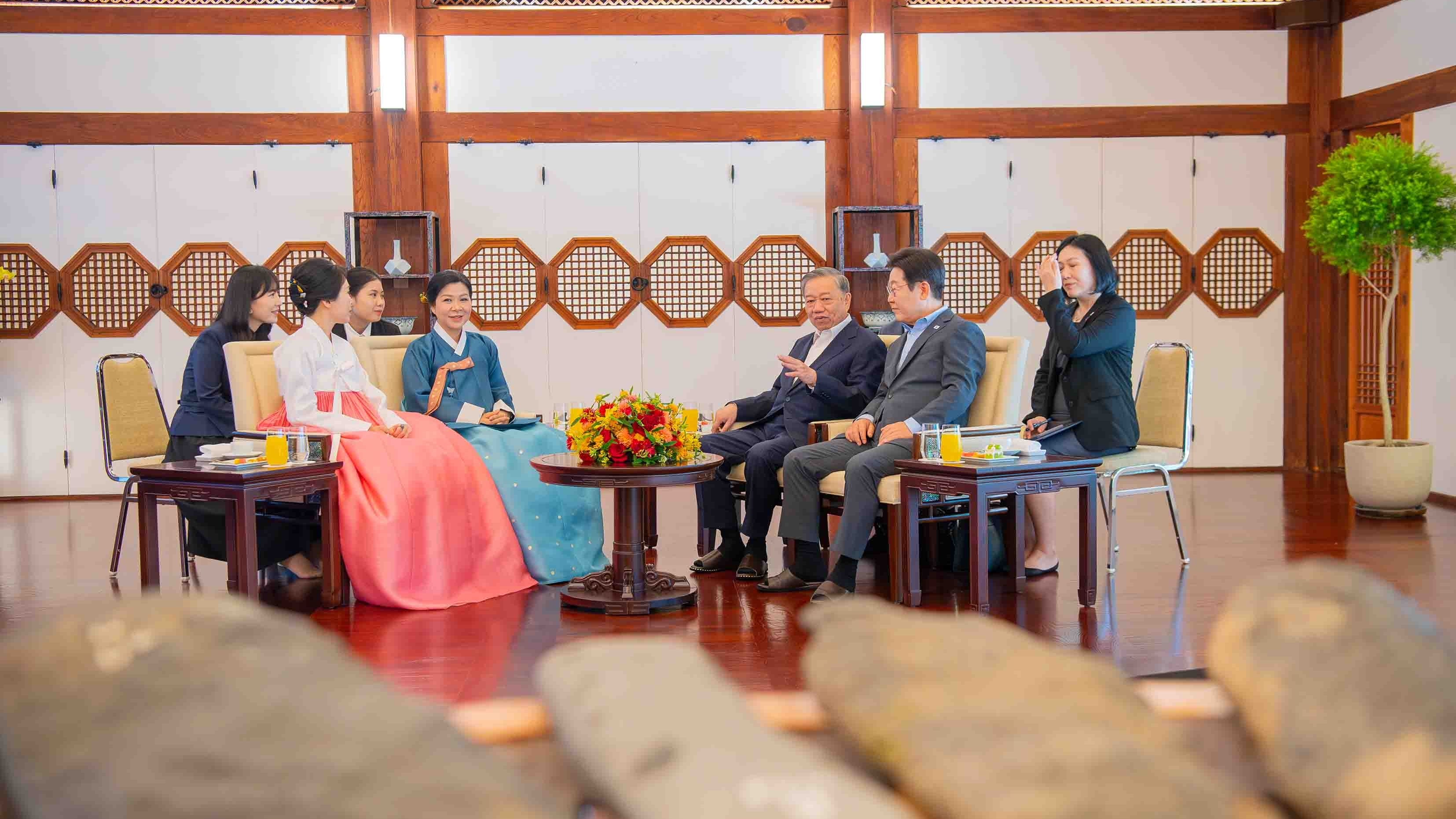 Party General Secretary To Lam enjoys tea, traditional music performances at RoK's Blue House