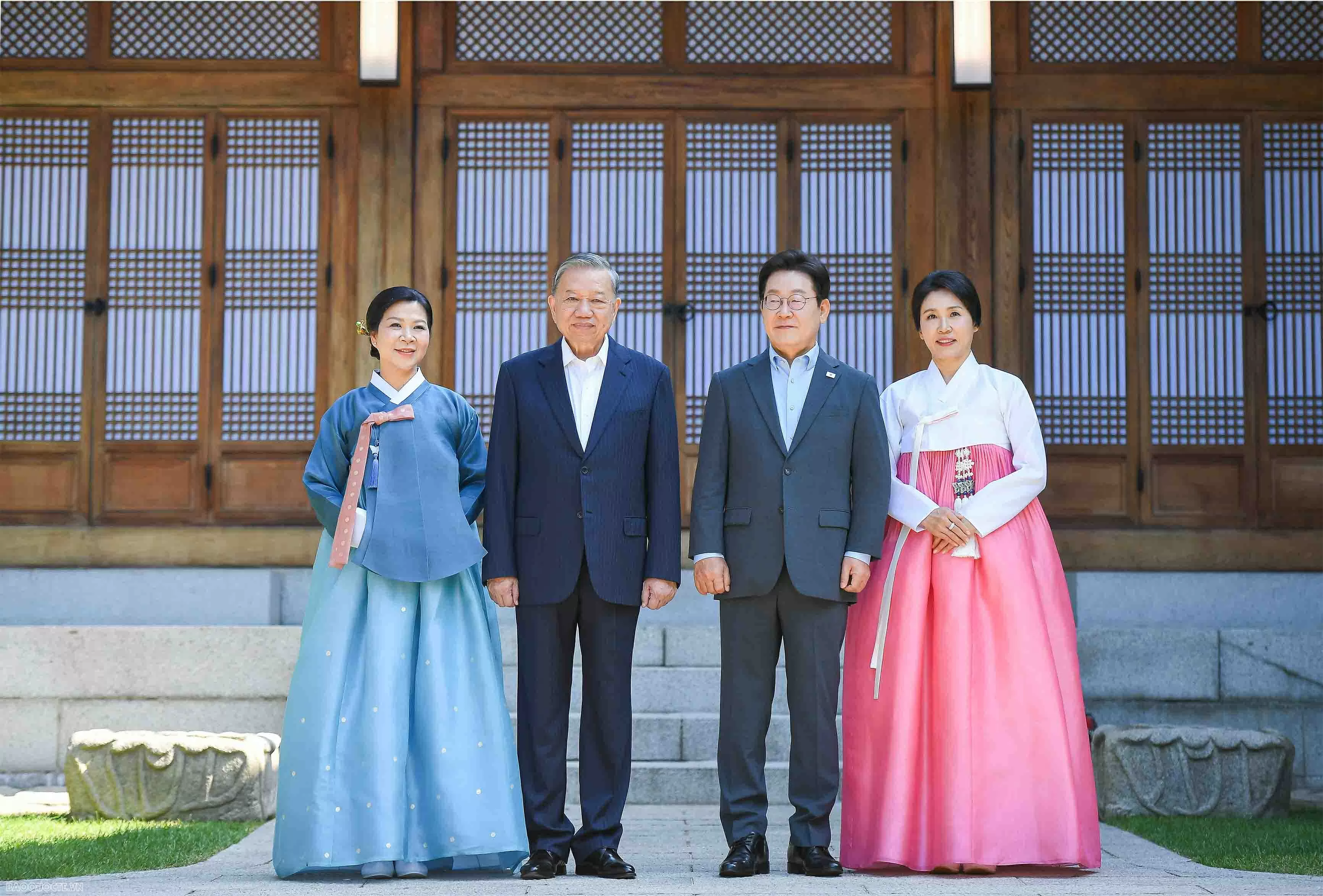 Party General Secretary To Lam enjoys tea, traditional music performances at RoKs Blue House