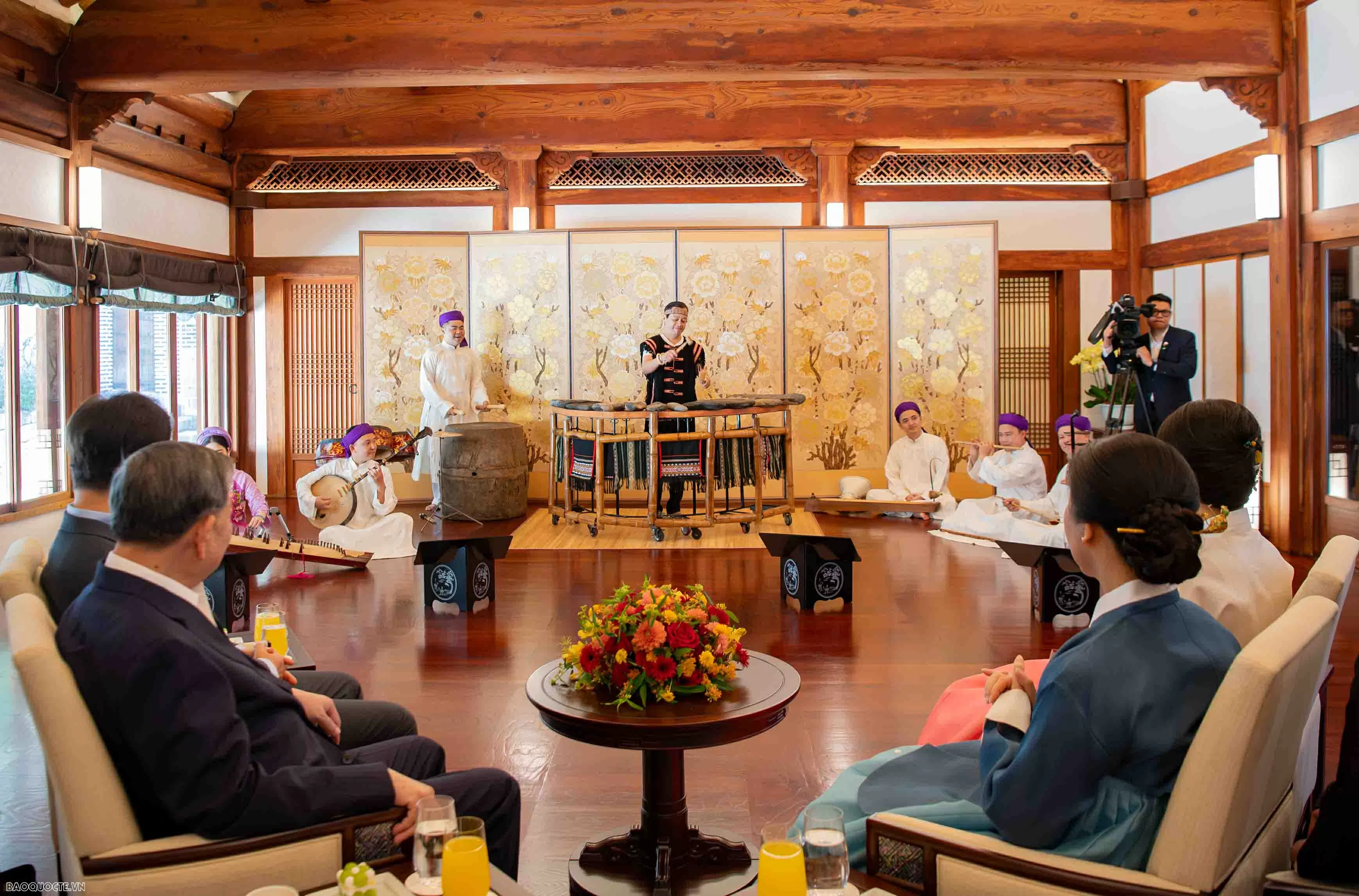 Sáng 12/8, tại Nhà Xanh ở thủ đô Seoul, Tổng Bí thư Tô Lâm và Phu nhân cùng Tổng thống Hàn Quốc Lee Jae Myung và Phu nhân dự tiệc trà và thưởng thức nghệ thuật truyền thống của hai nước. (Ảnh: Nguyễn Hồng)