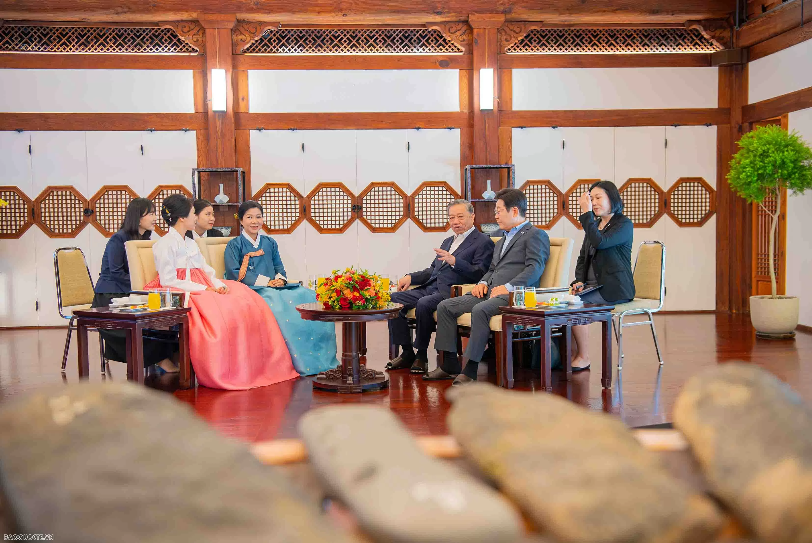 Party General Secretary To Lam enjoys tea, traditional music performances at RoKs Blue House Party General Secretary To Lam enjoys tea, traditional music performances at RoKs Blue House