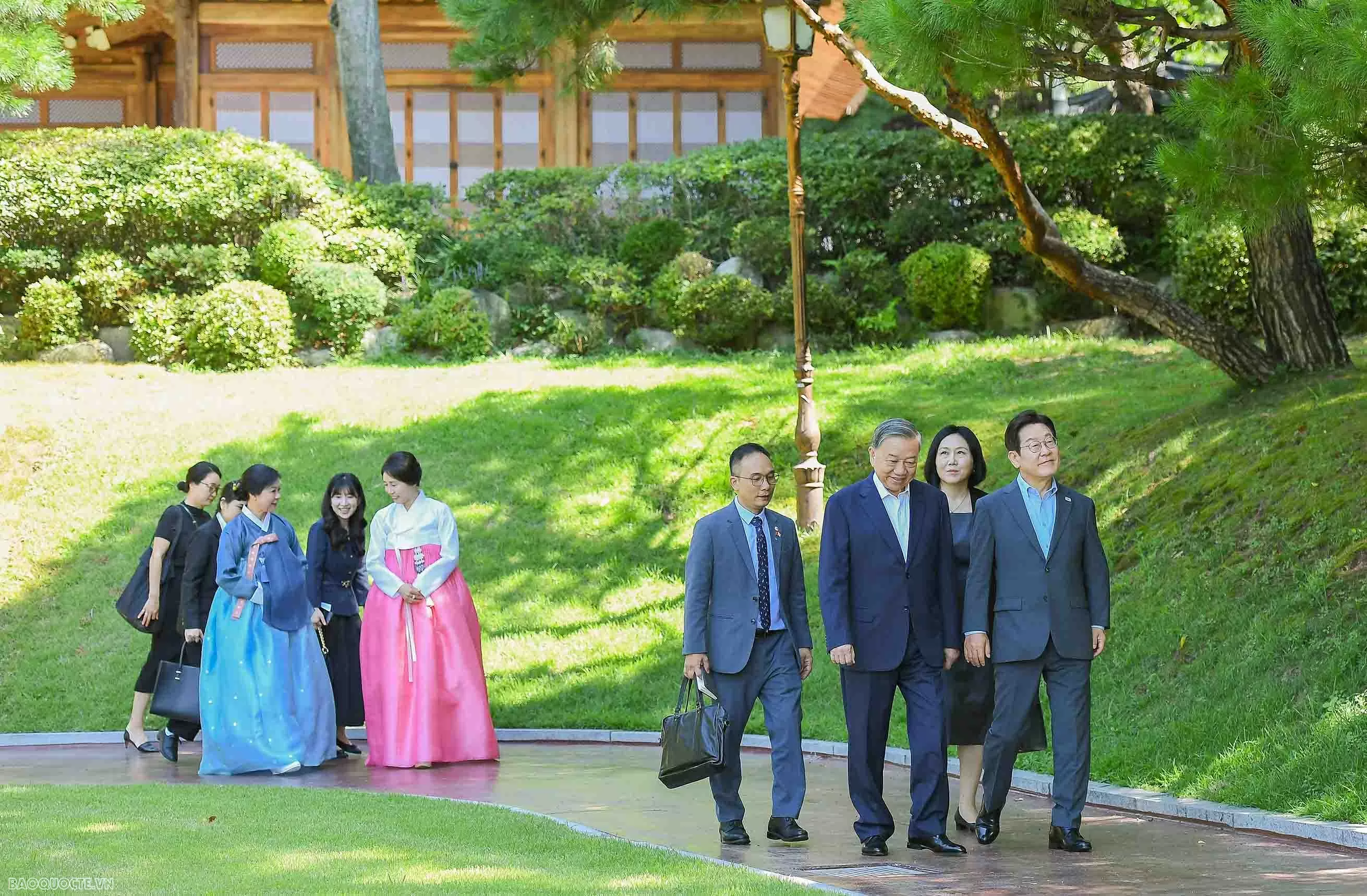 Party General Secretary To Lam enjoys tea, traditional music performances at RoKs Blue House