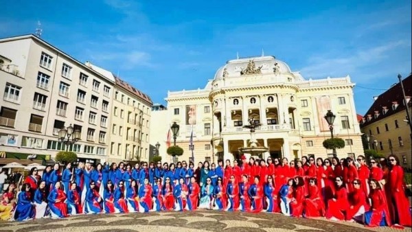 Vietnamese women in Europe spread the spirit of the 80th National Day