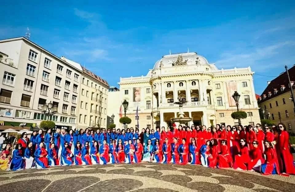 Vietnamese women in Europe spread the spirit of the 80th National Day
