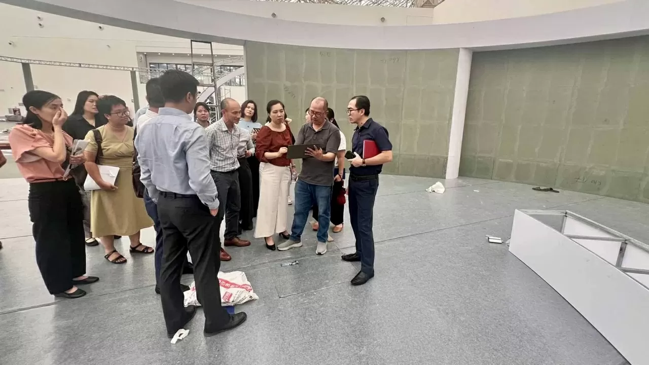 Deputy Minister Le Thi Thu Hang inspects the preparation of the Foreign Affairs sector's exhibition space at the National Achievements Exhibition