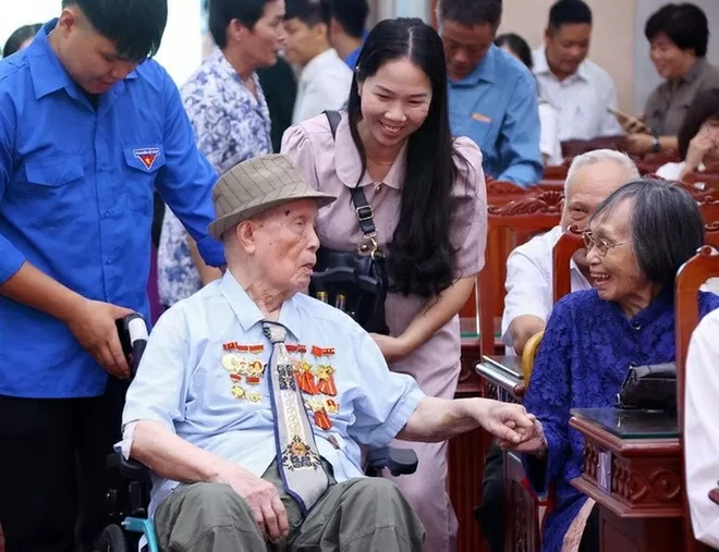 Hanoi meets with veteran cadres and contributors to honour and promote revolutionary traditions