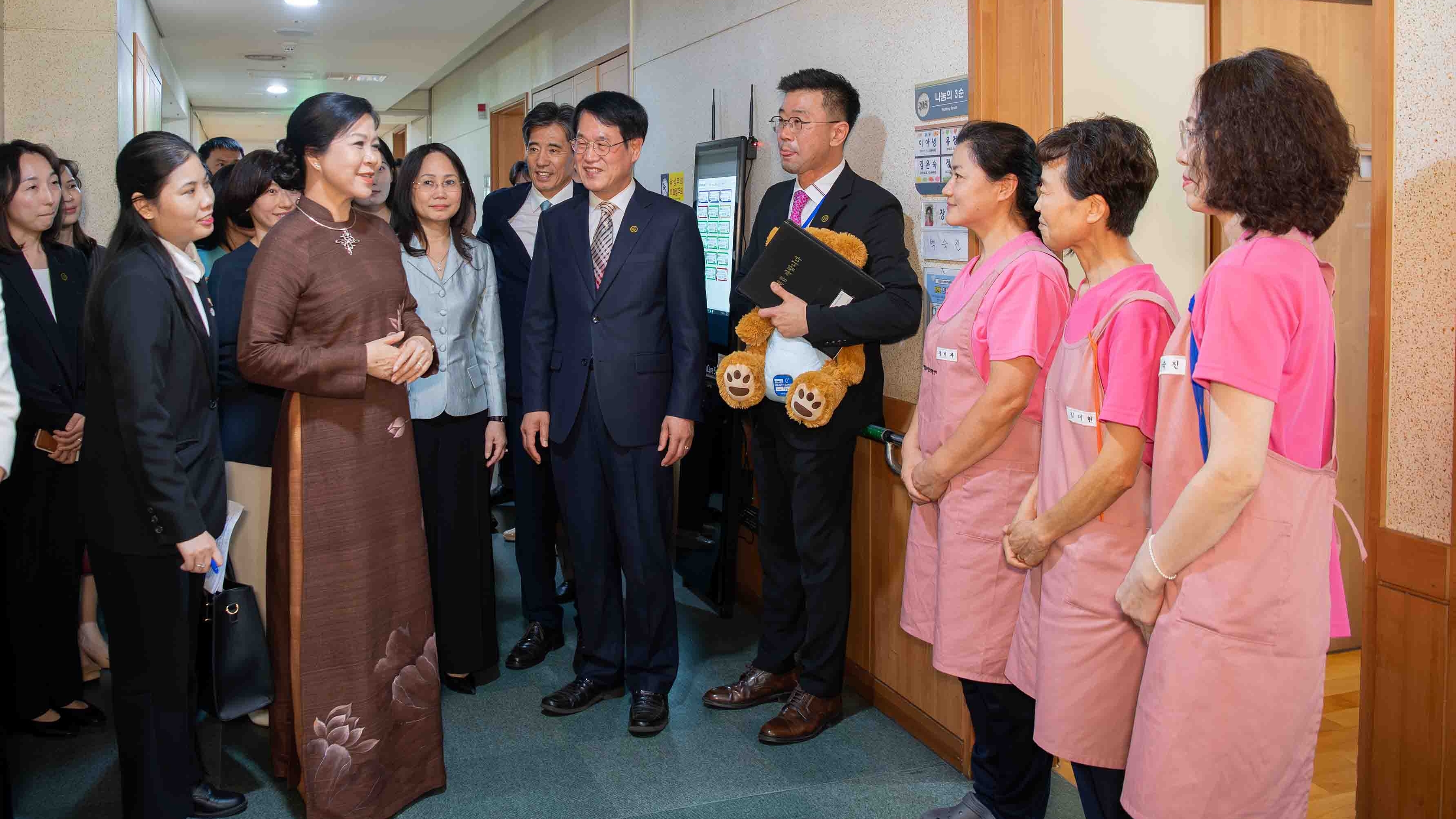 Spouse of General Secretary visits Dongbu Seoul Nursing Home and Vietnam–RoK Multicultural Families