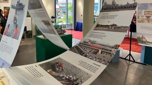 Sea and island photo book exhibition: A meaningful cultural space in Hanoi