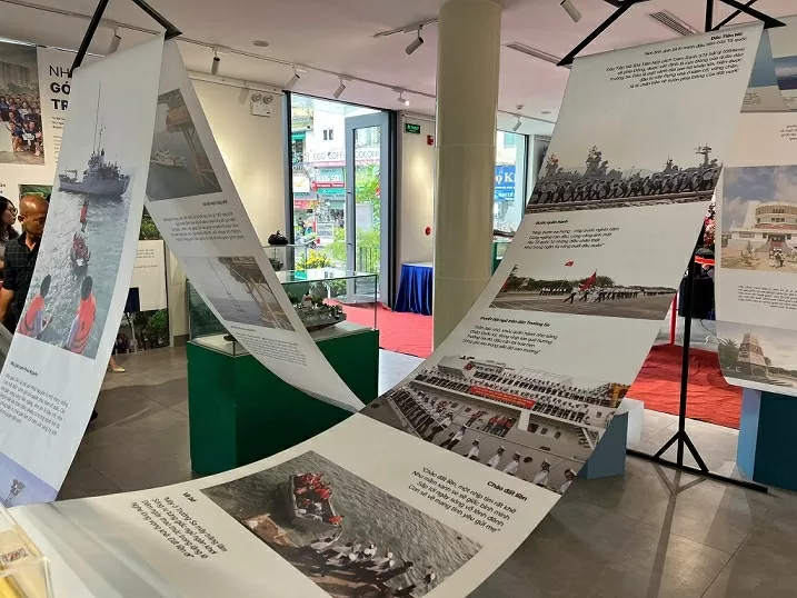 Exhibition on sea and and island photo books: A Meaningful Cultural Space in Hanoi Exhibition on sea and and island photo books: A Meaningful Cultural Space in Hanoi