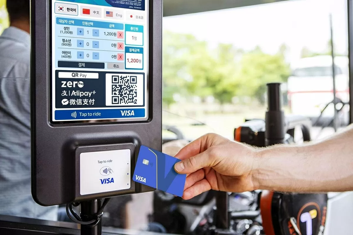 A foreign tourist taps a Visa card to ride a bus on Jeju Island in this undated photo. Courtesy of Visa A foreign tourist taps a Visa card to ride a bus on Jeju Island in this undated photo. Courtesy of Visa