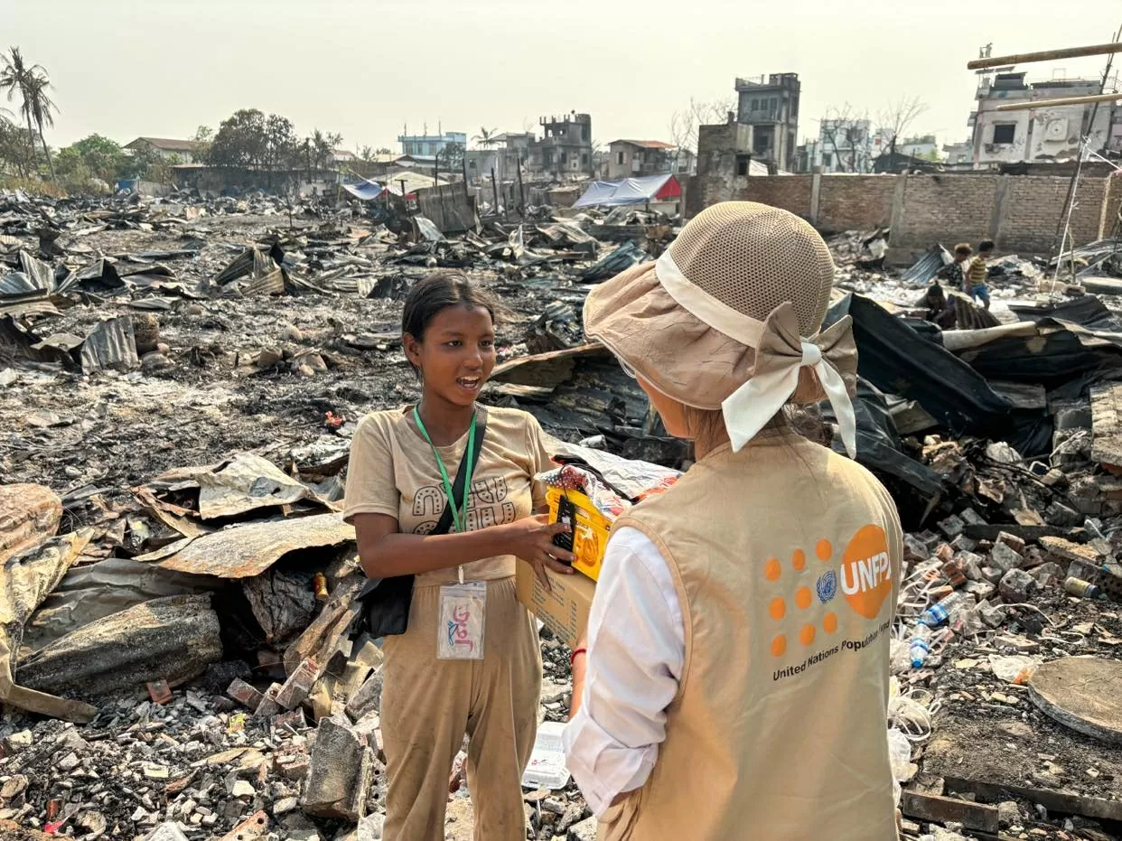 Những khoản đầu tư khẩn cấp, giải pháp từ địa phương và nỗ lực bảo vệ các dịch vụ y tế là yếu tố then chốt để hỗ trợ những nhóm dễ bị tổn thương nhất - phụ nữ, trẻ em gái và các lực lượng ứng phó tuyến đầu. (Nguồn: UNFPA)