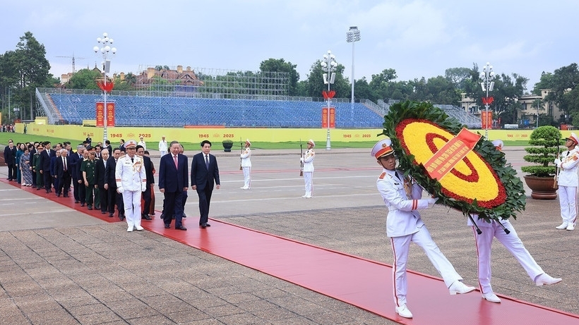 Delegation of Party, State leaders pay tribute to President Ho Chi Minh