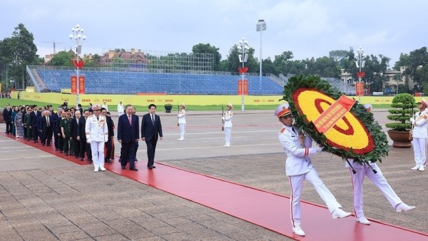 Delegation of Party, State leaders pay tribute to President Ho Chi Minh