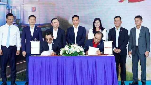 Vietjet partners with Petrolimex to use SAF, a key step in the aviation industry's green transition