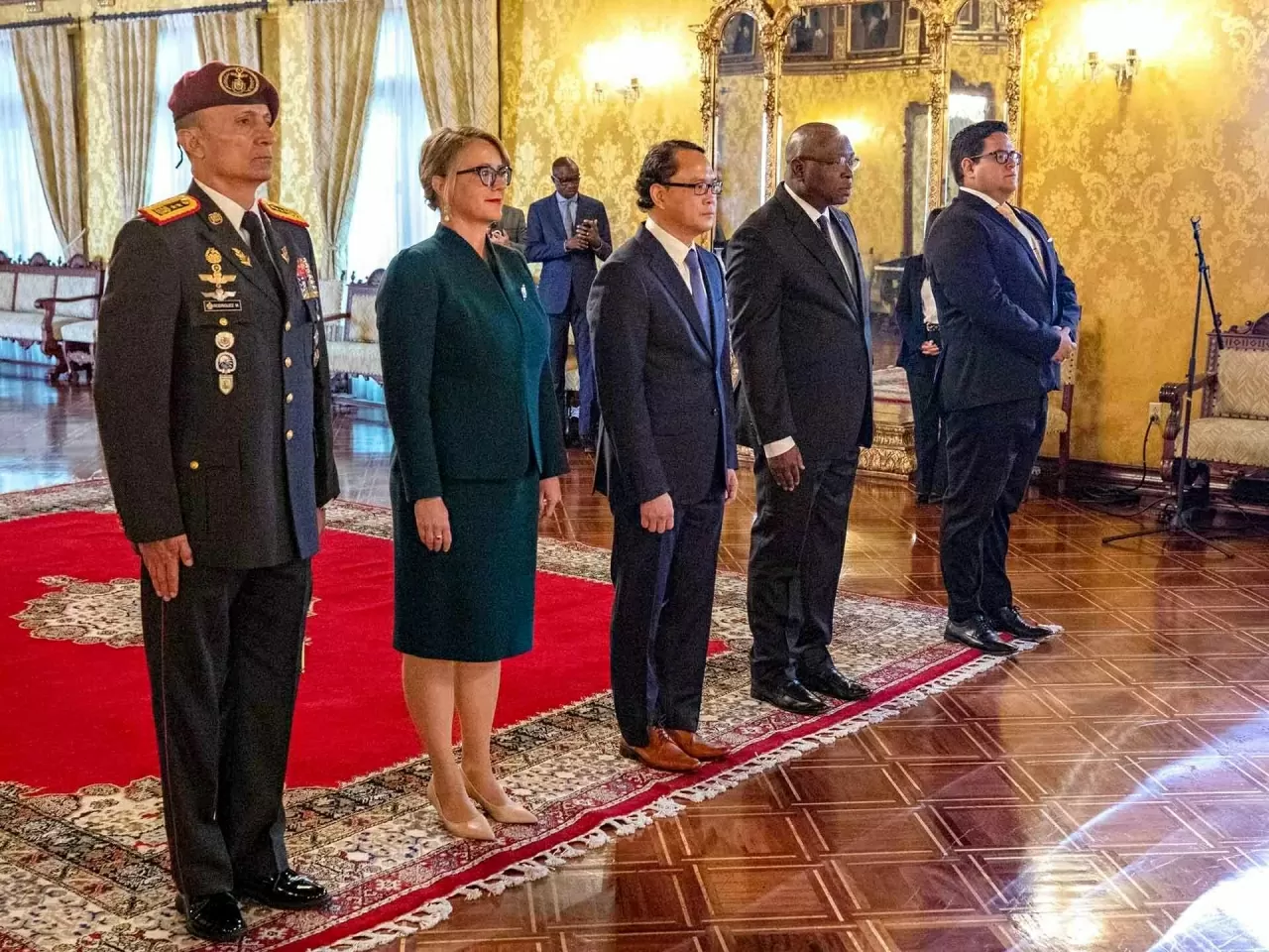 Ambassador Nguyen Viet Cuong presents his credentials to the President of Ecuador