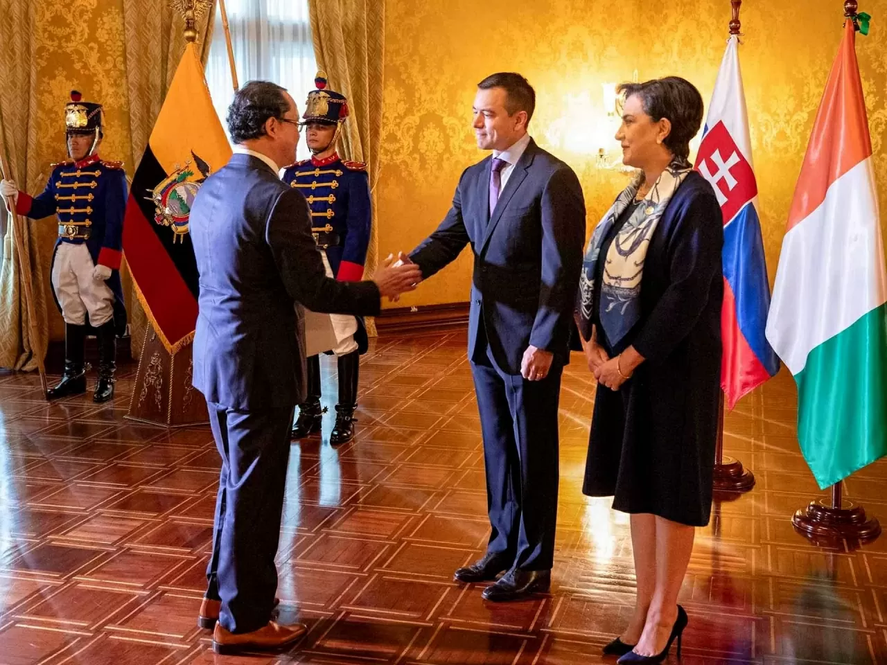 Ambassador Nguyen Viet Cuong presents his credentials to the President of Ecuador