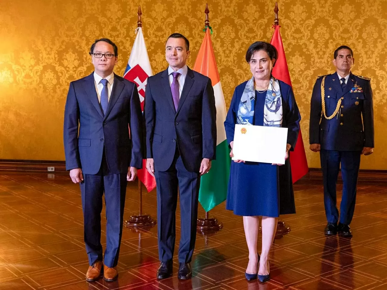 Ambassador Nguyen Viet Cuong presents his credentials to the President of Ecuador