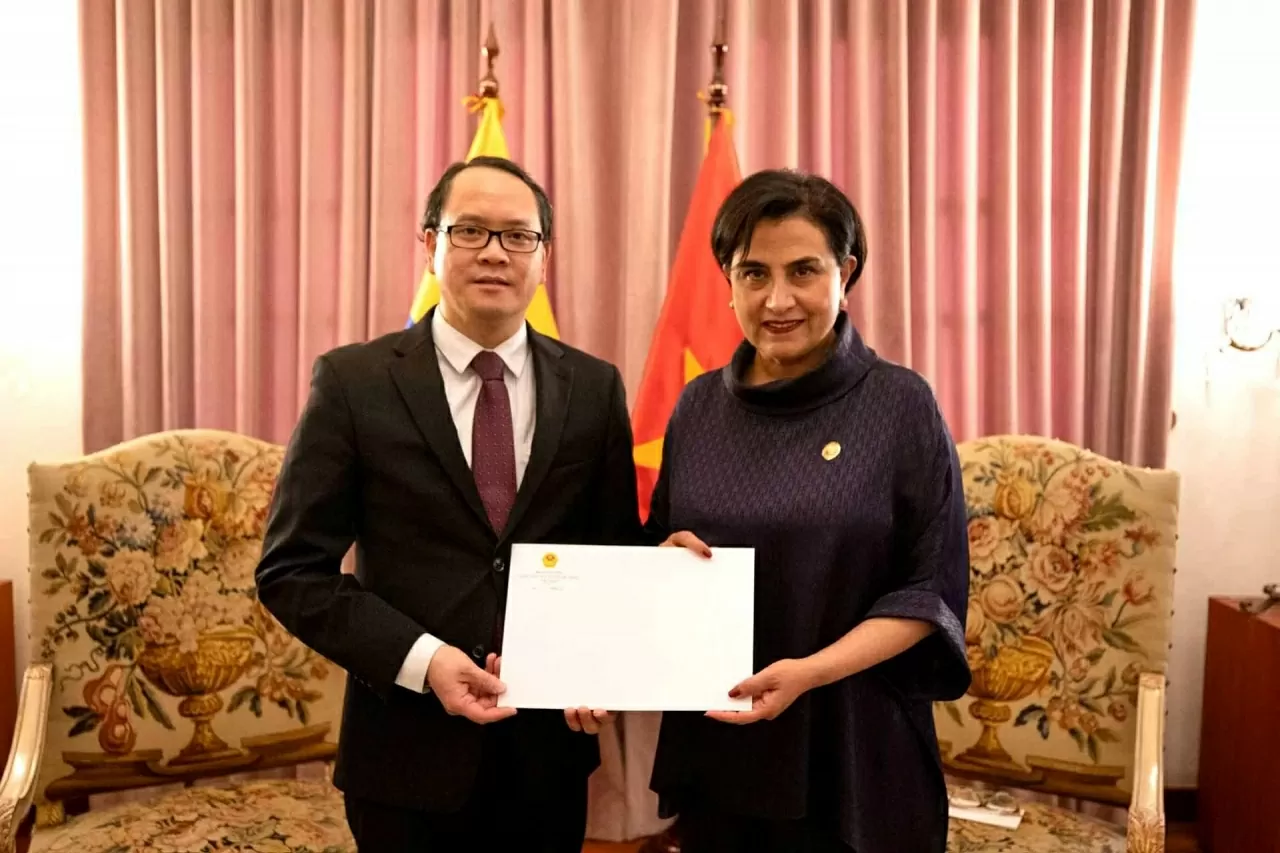 Ambassador Nguyen Viet Cuong presents his credentials to the President of Ecuador
