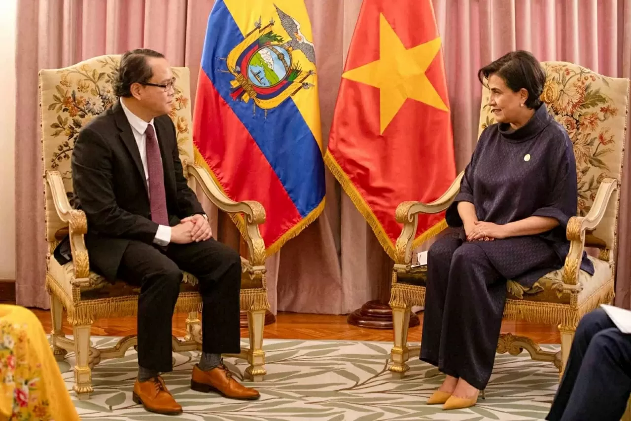 Ambassador Nguyen Viet Cuong presents his credentials to the President of Ecuador