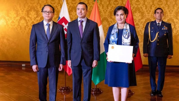 Ambassador Nguyen Viet Cuong presents Letter of Credentials to the President of Ecuador