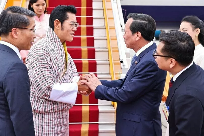 Bhutanese King, Queen arrived in Hanoi, starting state visit to Vietnam