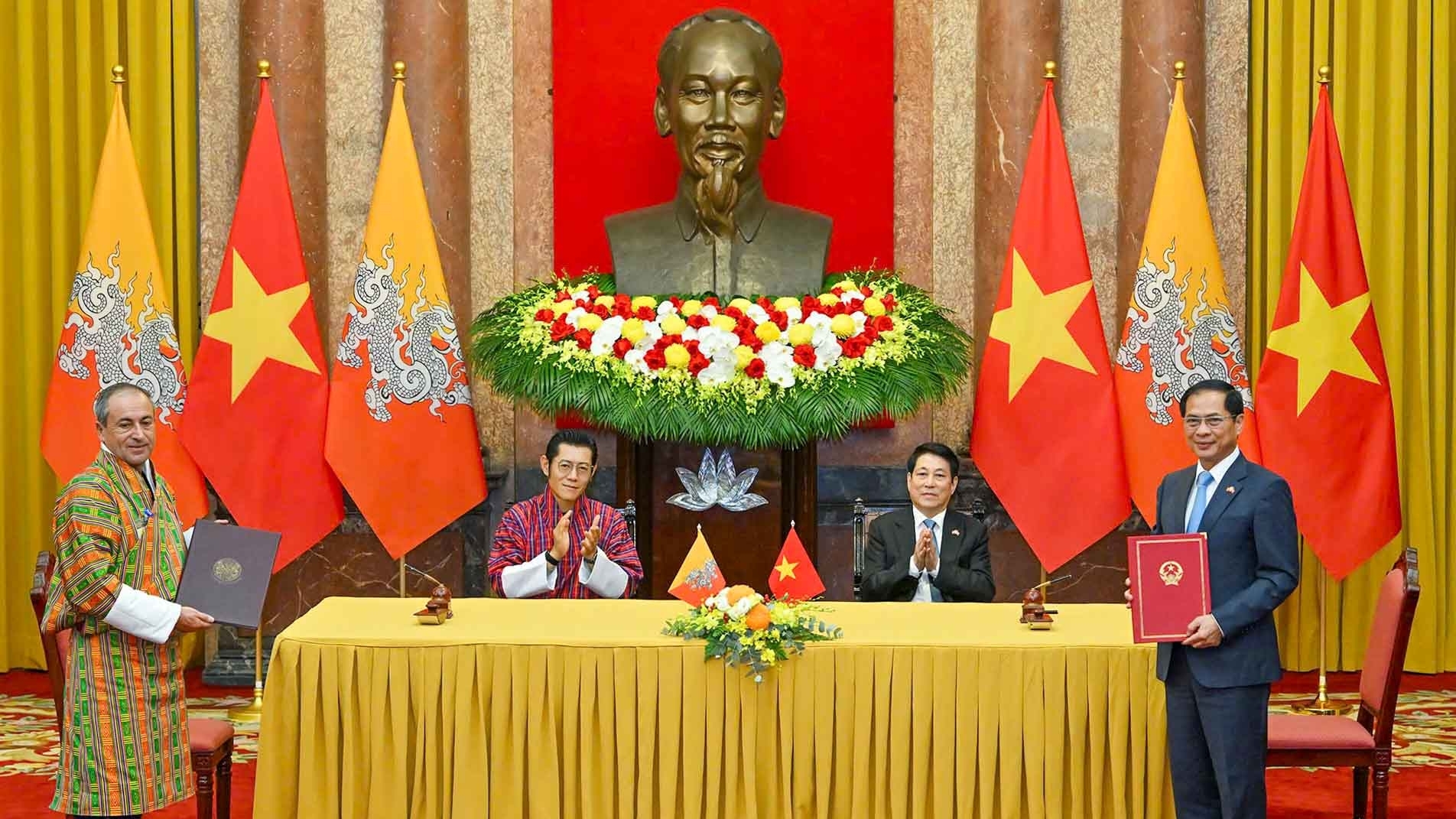 President Luong Cuong and King of Bhutan holds talks in Hanoi