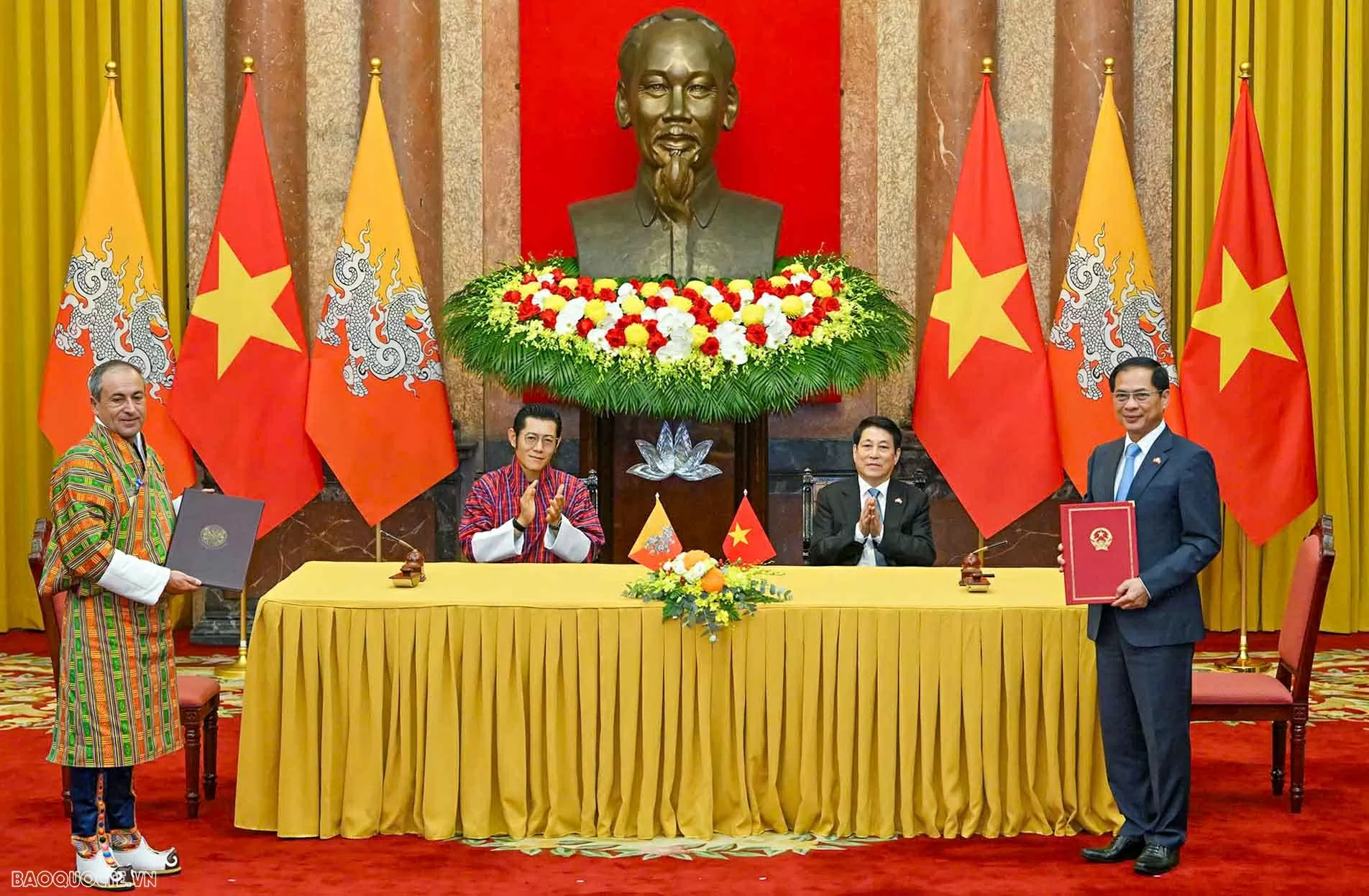 President Luong Cuong and King of Bhutanholds talks in Hanoi