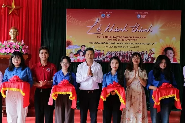 Vietnamese students in Russia donate music playground to children with disabilities in Son La
