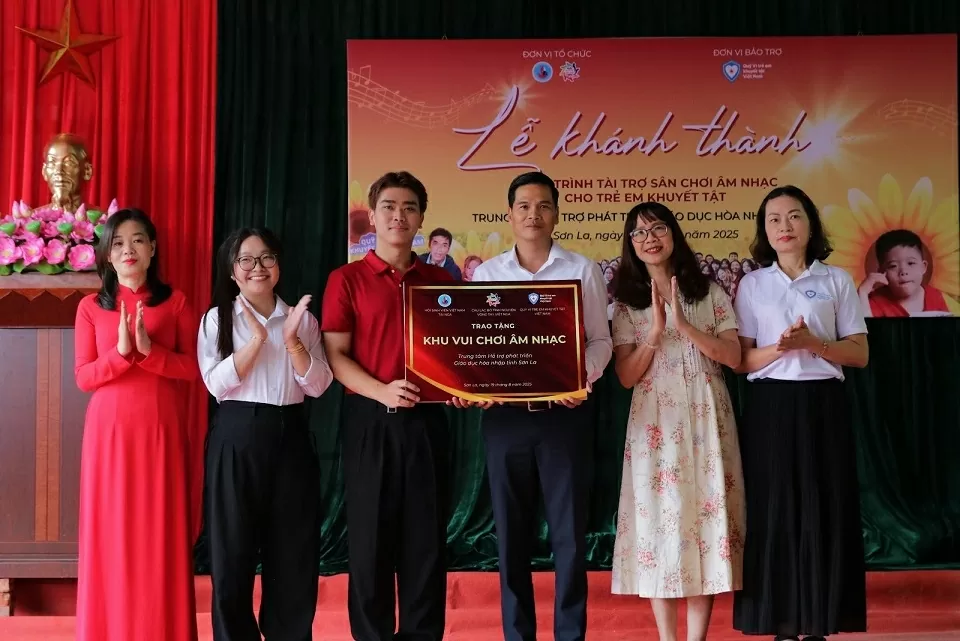 Vietnamese students in Russia donate music playground to children with disabilities in Son La