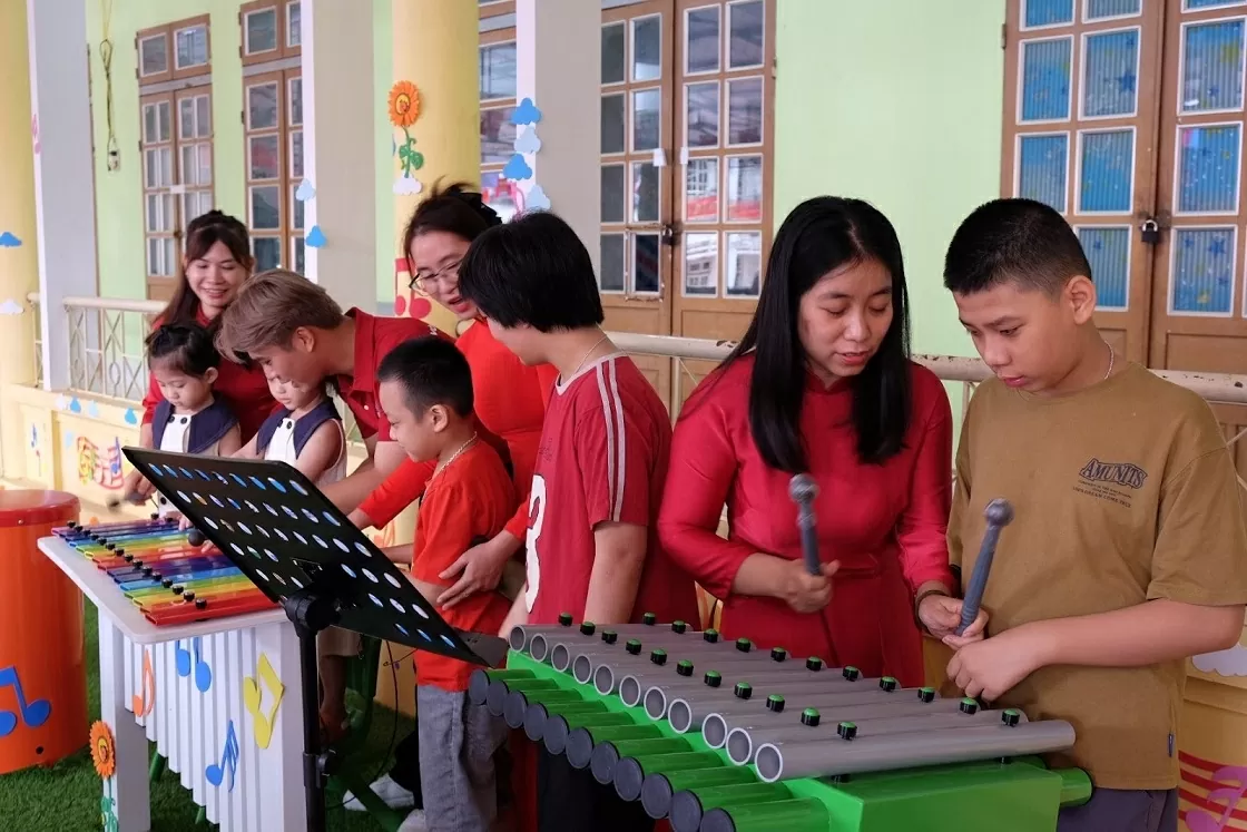 Vietnamese students in Russia donate music playground to children with disabilities in Son La