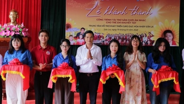 Vietnamese students in Russia donate music playground to children with disabilities in Son La