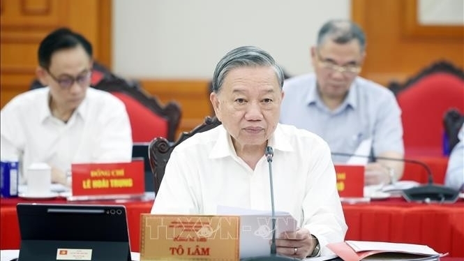 Politburo gives opinions on Hanoi, HCM City's preparations for Party congresses