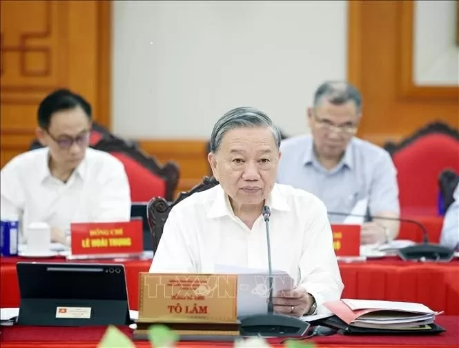 Politburo gives opinions on Hanoi, HCM Citys preparations for Party congresses